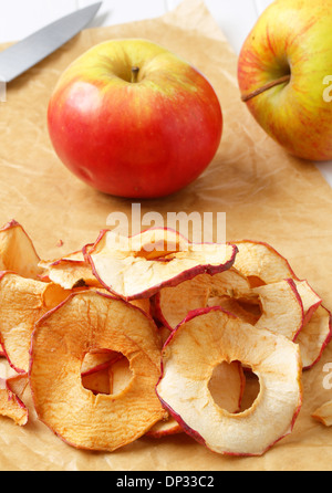 Apfelchips auf Backpapier backen Stockfoto