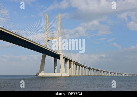 Vasco da Gama Bridge überspannt den Fluss Tejo, Lissabon, Portugal Stockfoto