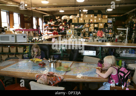 20. Juni 2006; St. Paul, MN, USA; Die ehemaligen Freimaurertempel in St. Paul ist als eine ungewöhnliche Multitasking-Struktur wiedergeboren. Es ist die Heimat Laura Hlavac und ihre Familie. Es ist auch der Ort für ihre zwei Unternehmen, Töchter & Söhne, die Kinderbekleidung produziert und Imago, ein Vertrag Näherei. Besonderheiten des Gebäudes auch Doppel-Pflicht, wie das Auditorium, tun die Stockfoto