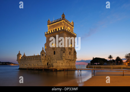 Turm von Belem mit Tejo bei Dämmerung, UNESCO-Weltkulturerbe, Belem, Lissabon, Portugal Stockfoto