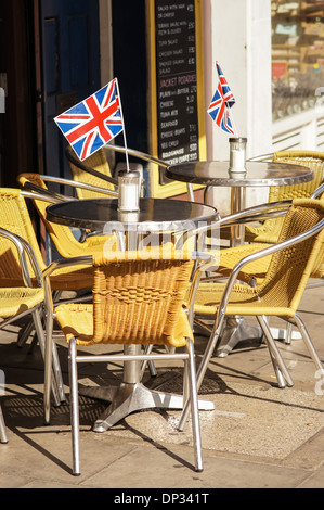 Tische und Stühle im freien Restaurant in Camden Town, London England Vereinigtes Königreich UK Stockfoto