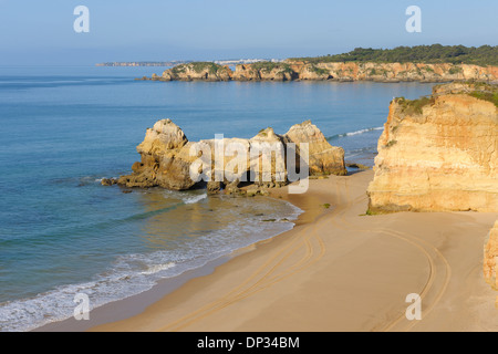 Felsformationen am Praia da Rocha und Atlantik, Portimao, Algarve, Portugal Stockfoto