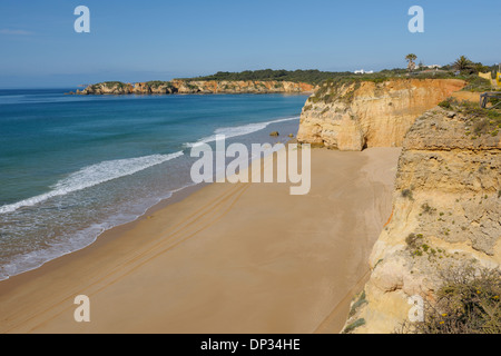 Klippen am Praia Dos Careanos und Atlantik, Portimao, Algarve, Portugal Stockfoto