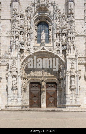 Tür im Hieronymus-Kloster, UNESCO-Weltkulturerbe, Belem, Lissabon, Portugal Stockfoto