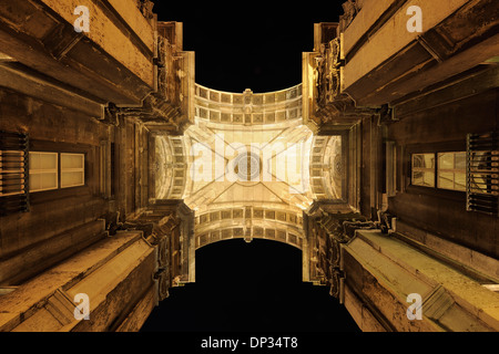 Blickte zu Arco da Rua Augusta beleuchtet in der Nacht, Praça Comercio, Baixa, Lissabon, Portugal Stockfoto