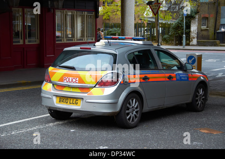 Silber Polizeiauto auf der Straße in Croydon (London), England Stockfoto