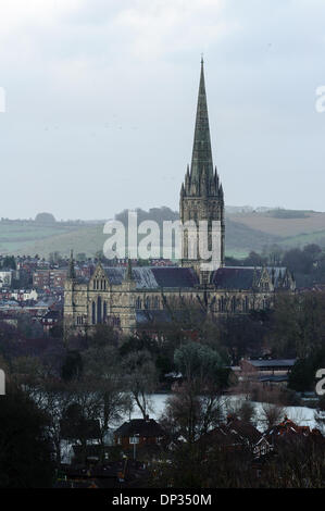 Salisbury, Wiltshire, UK. 7. Januar 2014. Fluss Avon platzen Banken und Salisbury Kathedrale: Paul Chambers/Alamy Live News Stockfoto