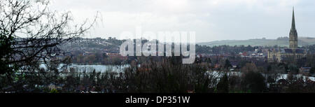 Salisbury, Wiltshire, UK. 7. Januar 2014. Fluss Avon platzen Banken und Salisbury Kathedrale: Paul Chambers/Alamy Live News Stockfoto