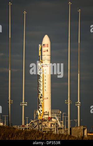 Orbital Sciences Corporation Antares Rakete auf der Startrampe-0A bei der NASA Wallops Flight Facility bereit für den Start 6. Januar 2014 in Wallops Island, VA. Die Antares startet ein Cygnus Raumfahrzeug auf einer Ladung Nachschub Mission zur internationalen Raumstation für 8. Januar 2014 geplant. Stockfoto