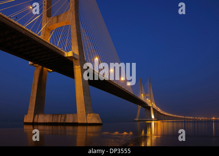 Ponte Vasco da Gama beleuchtet in der Nacht über Tejo, Lissabon, Portugal Stockfoto