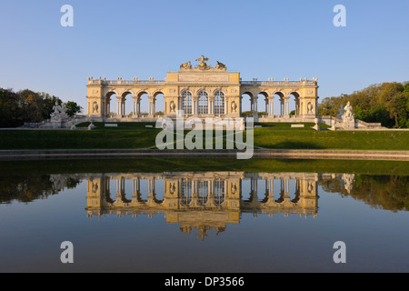 Gloriette spiegelt sich im Teich im Garten von Schloss Schönbrunn, Wien, Österreich Stockfoto