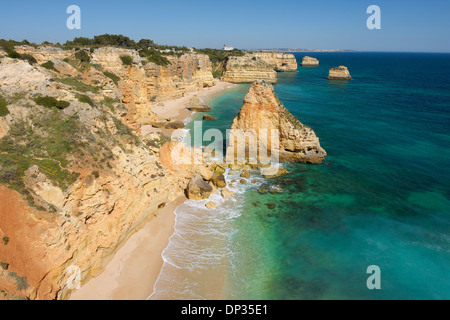 Felsformationen am Praia da Marinha und Atlantik, Lagoa, Algarve, Portugal Stockfoto