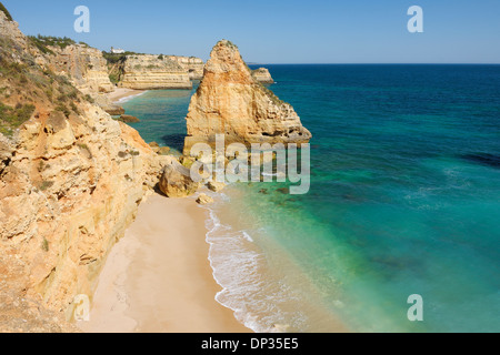 Felsformationen am Praia da Marinha und Atlantik, Lagoa, Algarve, Portugal Stockfoto