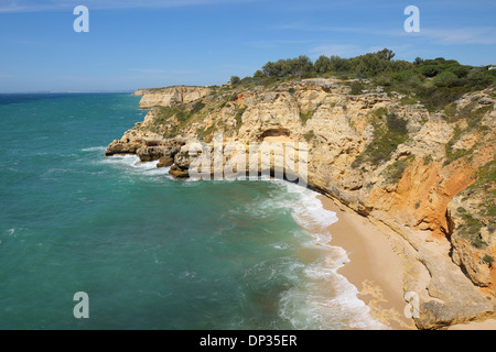 Klippen am Praia Paraiso, Carvoeiro, Lagoa, Algarve, Portugal Stockfoto