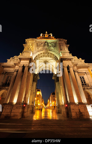 Arco da Rua Augusta in Praça Comercio beleuchtet in der Nacht, Baixa, Lissabon, Portugal Stockfoto