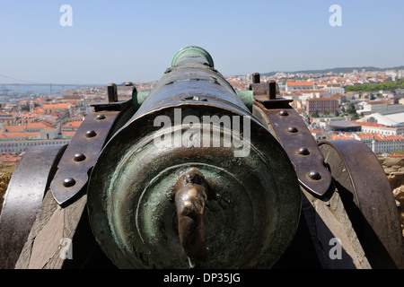 Blick auf Lissabon vom Castelo de Sao Jorge mit Kanone im Vordergrund, Lissabon, Portugal Stockfoto