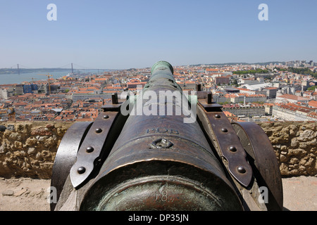 Blick auf Lissabon vom Castelo de Sao Jorge mit Kanone im Vordergrund, Lissabon, Portugal Stockfoto