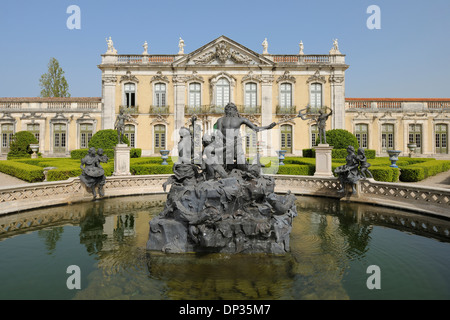 Statue von Neptun in Brunnen am Palacio Nacional de Queluz, Queluz, Sintra, Lissabon, Portugal Stockfoto