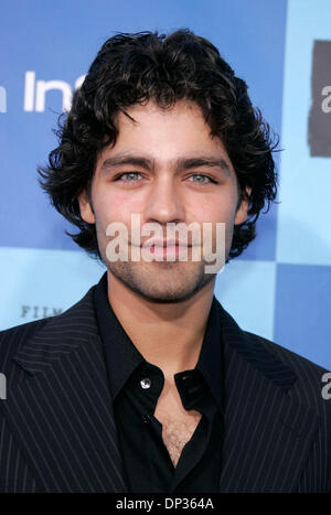 22. Juni 2006; Westwood, Kalifornien, USA; Schauspieler ADRIAN GRENIER am "Der Teufel trägt Prada" Los Angeles Premiere, die Los Angeles Film Festival öffnet statt im Mann Village Theatre. Obligatorische Credit: Foto von Lisa O'Connor/ZUMA Press. (©) Copyright 2006 von Lisa O'Connor Stockfoto