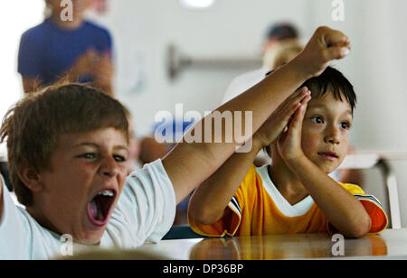 22. Juni 2006; North Palm Beach, FL, USA; Matthew Canasi (links), 9, und Matthew Hakkarainen, 5, auf ein Ziel gemacht durch das US-Team in der WM-Meisterschaftsspiel mit Ghana Donnerstagmorgen reagieren.  Die Jungs waren eine Pause vom Fußball-Sommer-Camp an der Benjamin-Schule und jubelte, als das Ziel dem US-Team ein 1: 1 Unentschieden mit Ghana in der ersten Hälfte des Spiels gebracht.  Canasi Stockfoto