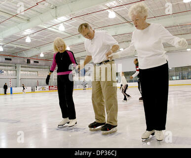 22. Juni 2006; Lake Worth, FL, USA; Ron Wiggins bekommt eine helfende Hand von Eisläufern Martha Banaszak (L), North Palm Beach und ehemaligen Urlaub auf Eis-Skater Trudy Towne, (R), Donnerstag Nachmittag auf dem Eis-Zone in Lake Worth.  Obligatorische Credit: Foto von Bill Ingram/Palm Beach Post/ZUMA Press. (©) Copyright 2006 von Palm Beach Post Stockfoto