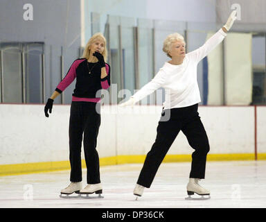 22. Juni 2006; Lake Worth, FL, USA; Eisläufer Martha Banaszak, (L), North Palm Beach und ehemaligen Urlaub auf Eis-Skater Trudy Towne, (R), genießen ihre skating Ausflug Donnerstag Nachmittag auf dem Eis-Zone in Lake Worth.  Die Damen versuchen, mindestens zweimal pro Woche Skaten.  Obligatorische Credit: Foto von Bill Ingram/Palm Beach Post/ZUMA Press. (©) Copyright 2006 von Palm Beach Post Stockfoto