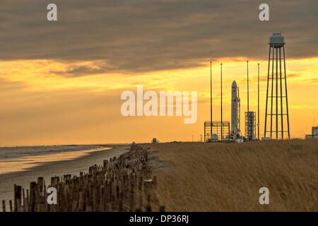 Orbital Sciences Corporation Antares Rakete auf der Startrampe-0A bei der NASA Wallops Flight Facility bereit für den Start 6. Januar 2014 in Wallops Island, VA. Die Antares startet ein Cygnus Raumfahrzeug auf einer Ladung Nachschub Mission zur internationalen Raumstation für 8. Januar 2014 geplant. Stockfoto