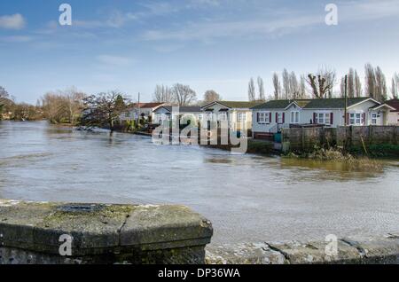 Iford Bridge Home Park, Bournemouth, Dorset, UK. 7. Januar 2014. Hochwasser von Stour bei Iford Bridge Home Park in der Nähe von Bournemouth, wo alle 90 Bewohner ausziehen mussten. Bildnachweis: Mike McEnnerney/Alamy Live-Nachrichten Stockfoto