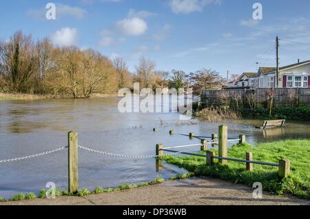 Iford Bridge Home Park, Bournemouth, Dorset, UK. 7. Januar 2014. Hochwasser von Stour bei Iford Bridge Home Park in der Nähe von Bournemouth, wo alle 90 Bewohner ausziehen mussten. Bildnachweis: Mike McEnnerney/Alamy Live-Nachrichten Stockfoto