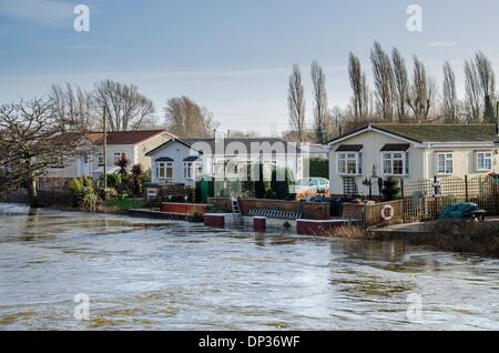 Iford Bridge Home Park, Bournemouth, Dorset, UK. 7. Januar 2014. Hochwasser von Stour bei Iford Bridge Home Park in der Nähe von Bournemouth, wo alle 90 Bewohner ausziehen mussten. Bildnachweis: Mike McEnnerney/Alamy Live-Nachrichten Stockfoto