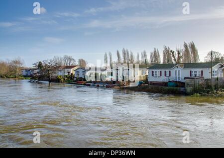 Iford Bridge Home Park, Bournemouth, Dorset, UK. 7. Januar 2014. Hochwasser von Stour bei Iford Bridge Home Park in der Nähe von Bournemouth, wo alle 90 Bewohner ausziehen mussten. Bildnachweis: Mike McEnnerney/Alamy Live-Nachrichten Stockfoto