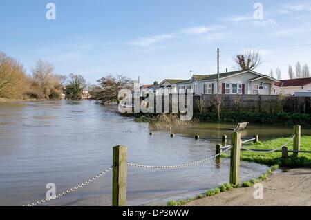 Iford Bridge Home Park, Bournemouth, Dorset, UK. 7. Januar 2014. Hochwasser von Stour bei Iford Bridge Home Park in der Nähe von Bournemouth, wo alle 90 Bewohner ausziehen mussten. Bildnachweis: Mike McEnnerney/Alamy Live-Nachrichten Stockfoto