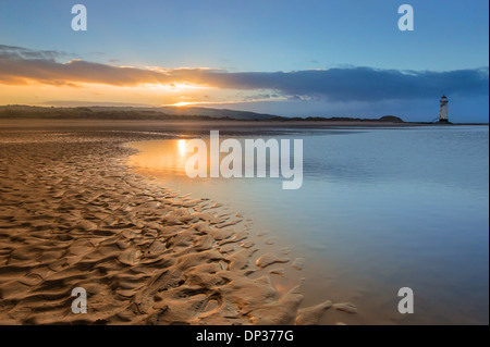 Schöner Sonnenuntergang während Silvester 2013 am Punkt der Ayr Leuchtturm am Talacre Beach, North Wales. Stockfoto