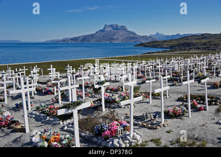 Friedhof mit Sermitsiaq Berg im Hintergrund, Nuuk (Godthab), Grönland Stockfoto