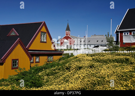 Frelserens Kirke (Kirche von unseres Erlösers) und bunten Häusern in Nuuk (Godthab), Grönland Stockfoto