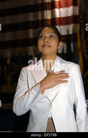 23. Juni 2006; Fort Hood, Texas, USA; AMAPOLA GARCIA rezitiert "Pledge of Allegiance" vierzig Fort Hood Soldaten für eine Einbürgerung Zeremonie versammelt. Frau GARCIA, ein Zivilist und gebürtig aus den Philippinen ist eine Witwe, deren Mann CW2 Ruel Garcia in Aktion im Januar dieses Jahres getötet wurde. Die Soldaten sind Eingeborene von 25 verschiedenen Ländern & 29 sind Kriegsveteranen. Obligatorische Credit: Foto Stockfoto