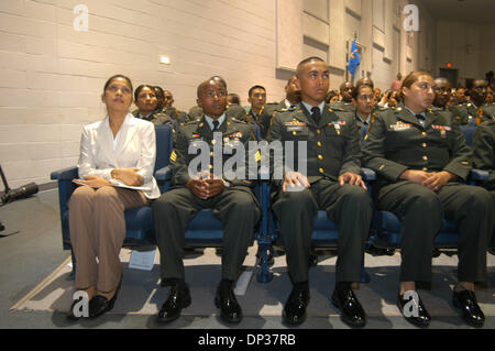 23. Juni 2006; Fort Hood, Texas, USA; AMAPOLA GARCIA (vorne links) sitzt mit vierzig Fort Hood Soldaten für eine Einbürgerung Zeremonie versammelt. Frau GARCIA, ein Zivilist und gebürtig aus den Philippinen ist eine Witwe, deren Mann CW2 Ruel Garcia in Aktion im Januar dieses Jahres getötet wurde. Die Soldaten sind Eingeborene von 25 verschiedenen Ländern & 29 sind Kriegsveteranen. Obligatorische Credit: Foto von Peter Si Stockfoto