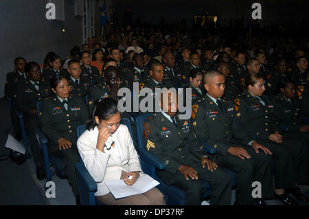 23. Juni 2006; Fort Hood, Texas, USA; AMAPOLA GARCIA (vorne links) ist mit Emotionen überwinden, als sie mit vierzig Fort Hood Soldaten gesammelt für eine Einbürgerung Zeremonie sitzt. Frau GARCIA, ein Zivilist und gebürtig aus den Philippinen ist eine Witwe, deren Mann CW2 Ruel Garcia in Aktion im Januar dieses Jahres getötet wurde. Die Soldaten sind Eingeborene von 25 verschiedenen Ländern & 29 sind Kriegsveteranen. Mann Stockfoto