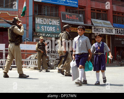 24. Juni 2006; Lal Chowk Srinagar, Kaschmir, Indien; Zwei Kinder beim Überqueren der Straße bei Lal Chowk Srinagar (Indian verwaltet Kaschmir) im Anschluss an eine Explosion der Granate. Drei Civilains wurden bei der Explosion Samstag verletzt. Obligatorische Credit: Foto von Altaf Zargar/ZUMA Press. (©) Copyright 2006 von Altaf Zargar Stockfoto