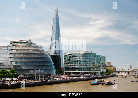 The South Bank mit The Shard, City Hall und der Themse, London, Großbritannien Stockfoto