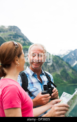 Nahaufnahme des reifes Paar Blick auf Karte, Wandern in Bergen, See Vilsalpsee Tannheimer Tal, Österreich Stockfoto