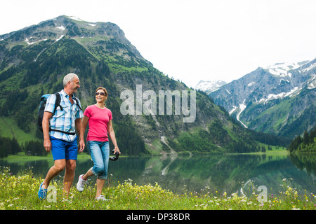 Reifen Sie paar Wandern in Bergen, See Vilsalpsee Tannheimer Tal, Österreich Stockfoto