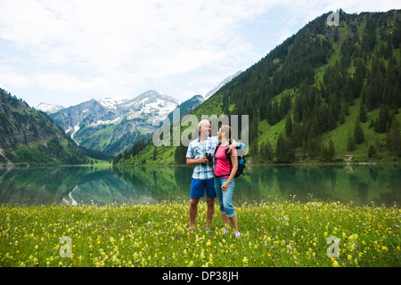 Reifen Sie paar Wandern in Bergen, See Vilsalpsee Tannheimer Tal, Österreich Stockfoto