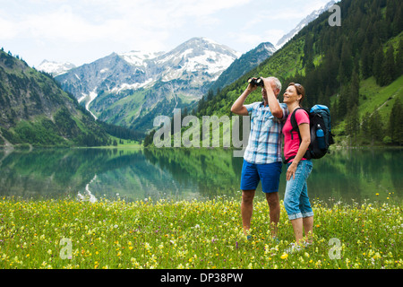 Reifen Sie paar Wandern in Bergen, See Vilsalpsee Tannheimer Tal, Österreich Stockfoto