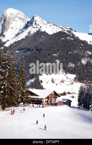 Skifahren in den französischen Alpen bei La Chapelle D'Abondance, Les Portes du Soleil, Hochsavoyen, Frankreich Europa Stockfoto