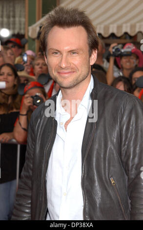 24. Juni 2006; Los Angeles, Kalifornien, USA;  Schauspieler CHRISTIAN SLATER in der "Pirates Of The Caribbean: Fluch der Karibik" Welt-Premiere im Disneyland, Anaheim, Kalifornien statt.                            Obligatorische Credit: Foto von Paul Fenton/ZUMA KPA... (©) Copyright 2006 von Paul Fenton Stockfoto