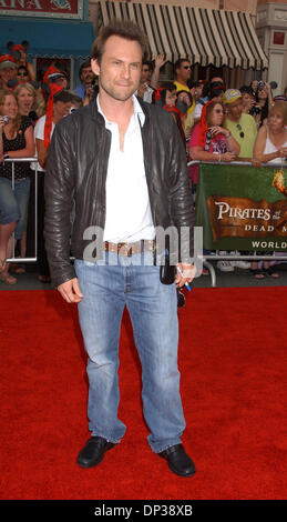 24. Juni 2006; Los Angeles, Kalifornien, USA;  Schauspieler CHRISTIAN SLATER in der "Pirates Of The Caribbean: Fluch der Karibik" Welt-Premiere im Disneyland, Anaheim, Kalifornien statt.                            Obligatorische Credit: Foto von Paul Fenton/ZUMA KPA... (©) Copyright 2006 von Paul Fenton Stockfoto