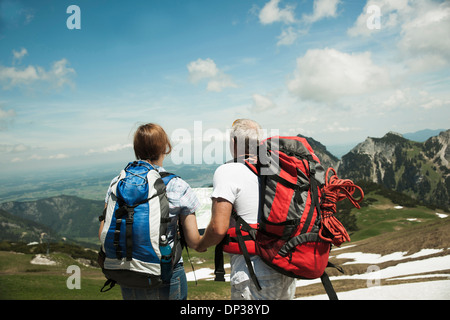 Rückansicht des reifes Paar Blick auf Karte, Wandern in Bergen, Tannheimer Tal, Österreich Stockfoto