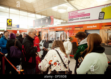 EasyJet Check-in Bereich, voll mit Passagieren, Stansted Flughafen, Essex, England UK Stockfoto