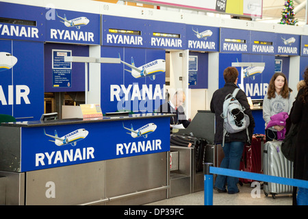 Ryanair Check-in Bereich, Stansted Flughafen, Essex, England, UK Stockfoto